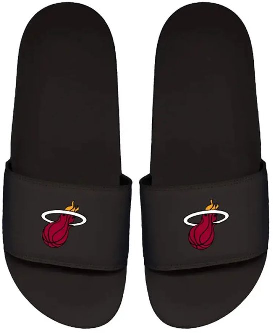 Zwarte ISlide slippers met het rode Miami Heat basketbal-logo in het midden van de band.