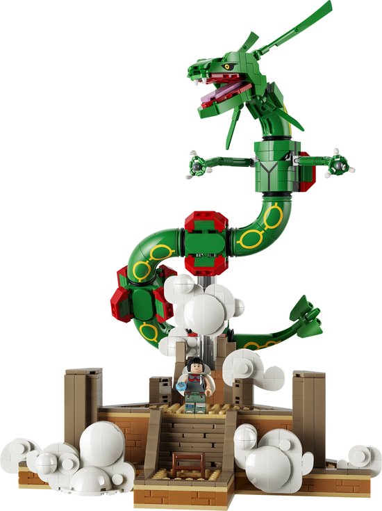 LEGO Rayquaza Pokémon bouwpakket met groene draak, bruin altaar, witte wolkjes en een figuurtje.