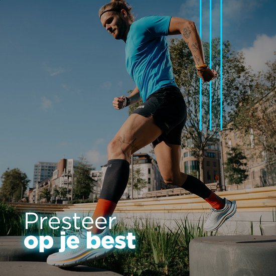 Man in blauw shirt en zwarte shorts, rent buiten. Tekst: "Presteer op je best".