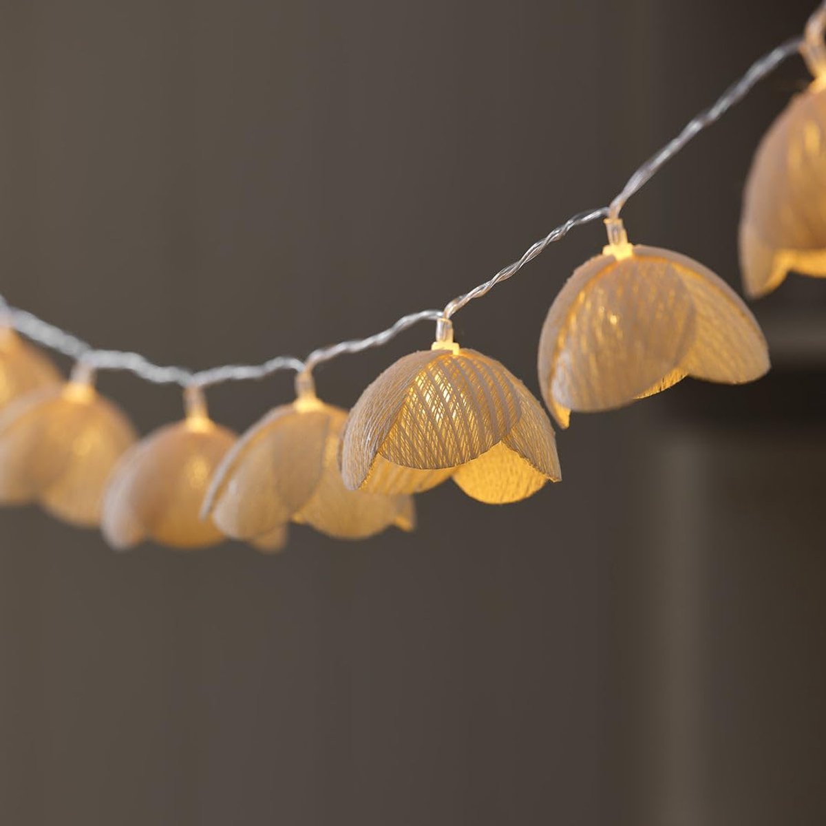 Bloemen Lichtsnoer, 15 LED Bloemen met Getextureerd Oppervlak, Op Batterijen, met 6 Uur Timer, Decoratief Voor Lente & Zomer, Bloemenslinger voor Binnen en Buiten, Lengte 140 cm