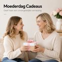 Een vrouw geeft haar moeder een cadeau voor Moederdag.