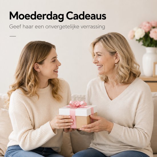 Een vrouw geeft haar moeder een cadeau voor Moederdag.