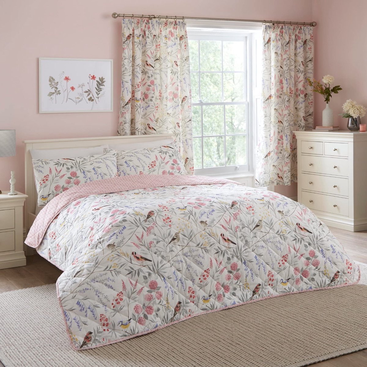 & Drapes - Roze bloemen en vogels sprei (230cm x 200cm) - Omkeerbaar (2 ontwerpen) - Bloemen Quilt in Roze - Roze Gewatteerde Spreien met Botanische Prints & Lentevogels