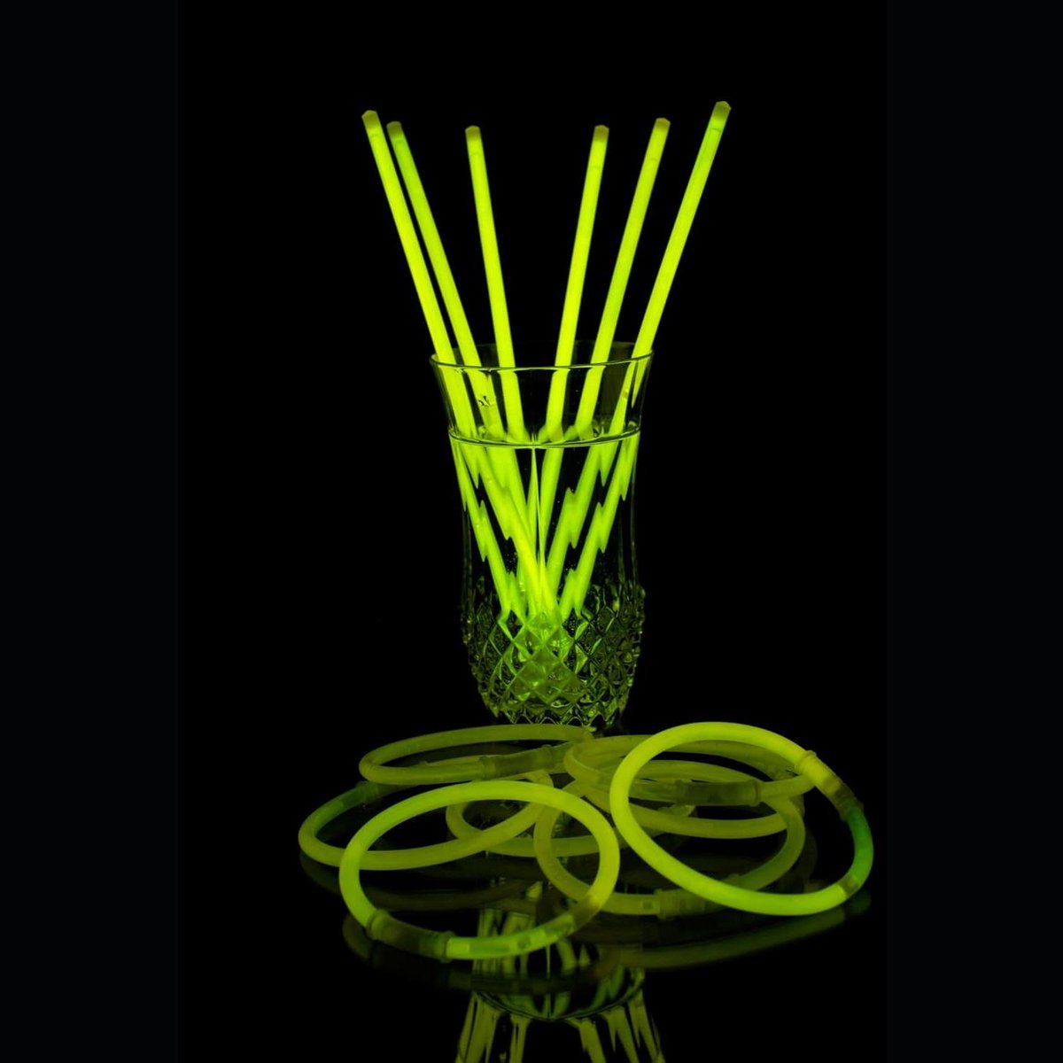 Neon Armbanden - Glow Sticks - Feestelijke Verlichting - Reageert op UV-licht - 100 stuks - Geel