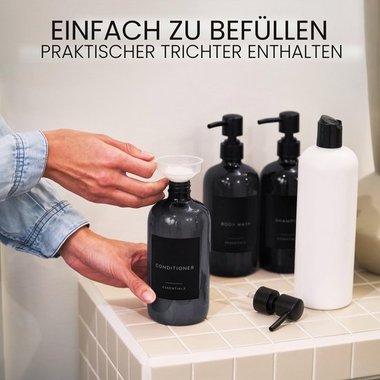 Een grijze conditionerdispenser wordt bijgevuld met een trechter. Zwarte dispensers op de achtergrond.