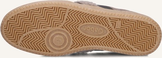 Zool van taupe suède Gabor sneakers met visgraatprofiel en het "Gabor" logo.