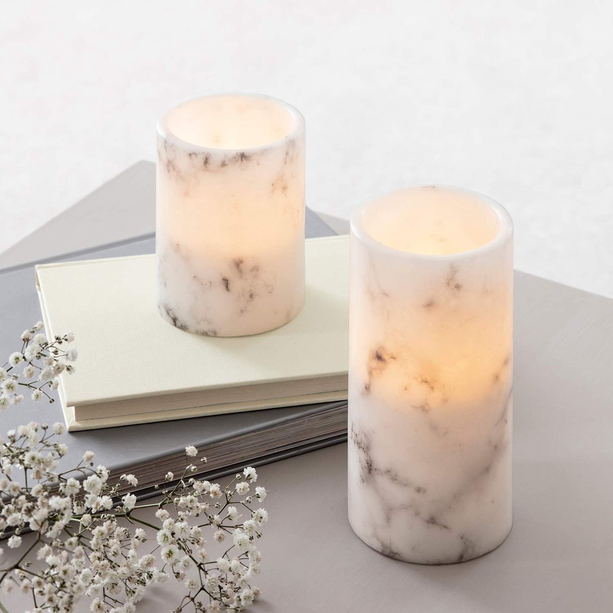 Lights4fun Set van twee batterij-aangedreven marmeren wax LED-pijlerkaarsen met timer