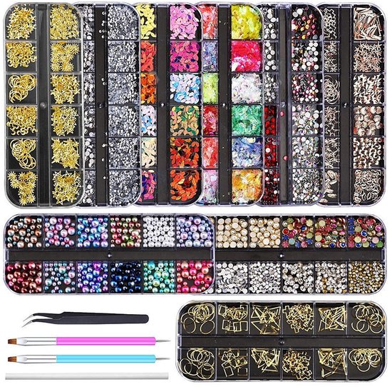 Set met diverse nail art decoraties: gouden bedels, strass, pailletten, parels en tools.