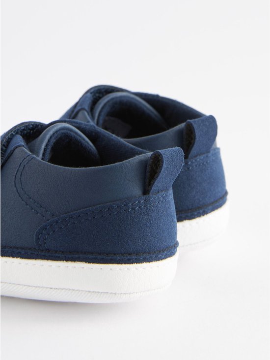Donkerblauwe babysneakers met suède details en klittenbandsluiting, achterkant weergave.