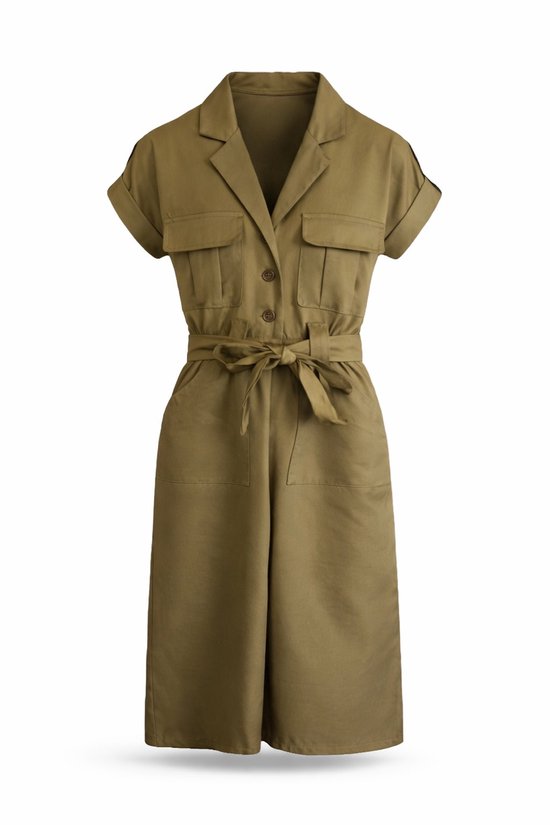 Kaki groene jumpsuit met korte mouwen, kraag, knoopsluiting, ceintuur en twee borstzakken.