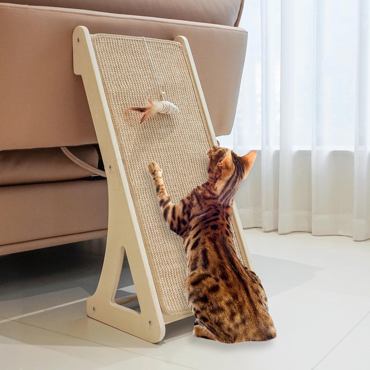 Kattenkrabplank, sisal kattenkrabhelling, L-vormige kattenkrabpad voor huiskatten, 68 cm, wandmeubelbescherming met muizenspeelgoed