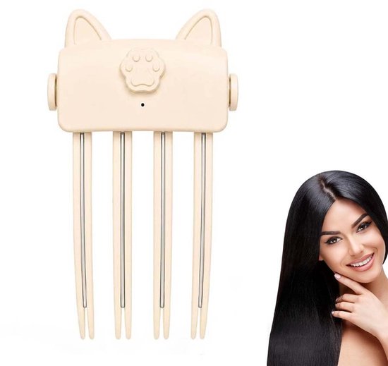 Een beige volumeclip met kattenoren en pootprint, naast een vrouw met lang, glanzend donkerbruin haar.