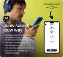 Jongeman met blauwe koptelefoon en ketting, houdt smartphone vast. Toont app-instellingen. Tekst: Jouw sound, jouw way. Automatische pauze uit/aan.