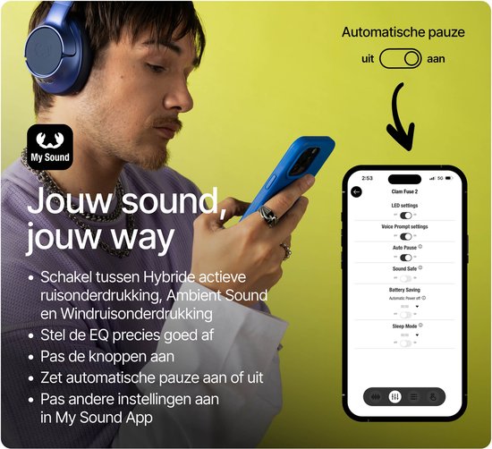 Jongeman met blauwe koptelefoon en ketting, houdt smartphone vast. Toont app-instellingen. Tekst: Jouw sound, jouw way. Automatische pauze uit/aan.