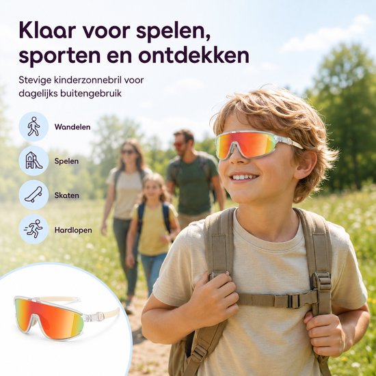 Kinderen met sporthut op, ze dragen een bril met een rood-oranje spiegelglas en doorzichtige montuur. Op de achtergrond een gezin dat wandelt.