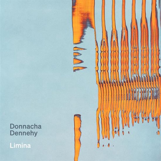 Pochette d'album intitulée 'Donnacha Dennehy Limina' sur fond bleu pâle avec des lignes verticales abstraites orange et grises.