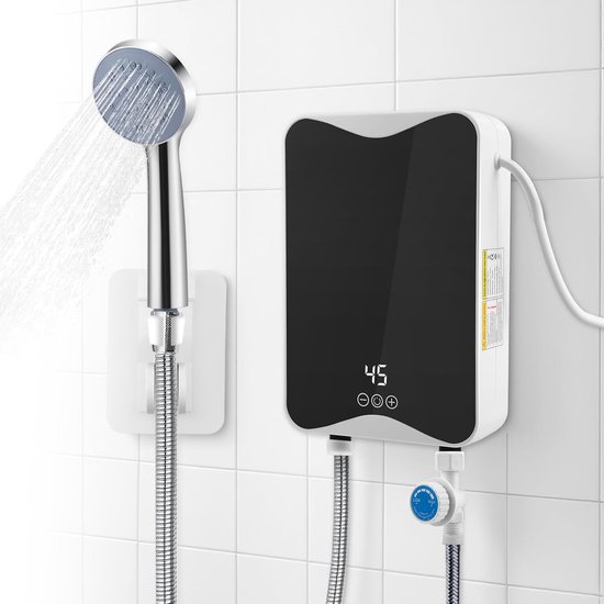 Zwarte doorstroomboiler met LED-display dat 45°C aangeeft, naast een douchekop met stromend water.