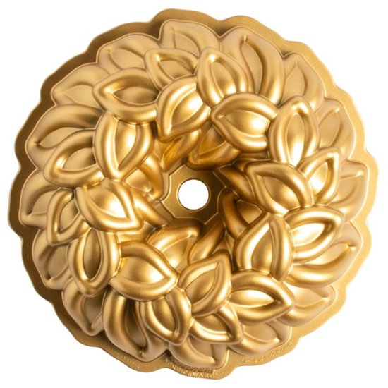Gouden Laurel Wreath Bundt pan, met een gedetailleerd ontwerp van overlappende bladeren.