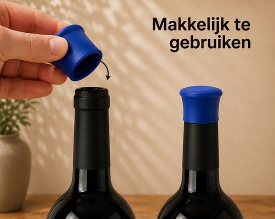 Blauwe siliconen wijnstopper wordt bovenop een zwarte wijnfles geplaatst.