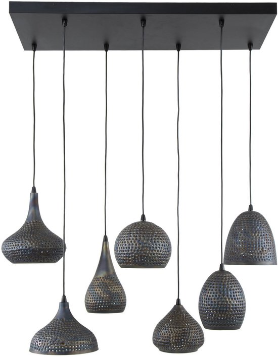 Zeven geperforeerde hanglampen in diverse vormen en maten, gemonteerd op een zwarte plafondplaat.