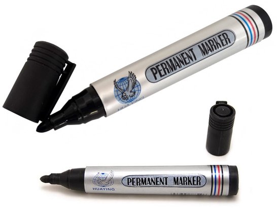 Zilverkleurige permanente markers met zwarte dop en "PERMANENT MARKER"-opschrift. Ronde punt.