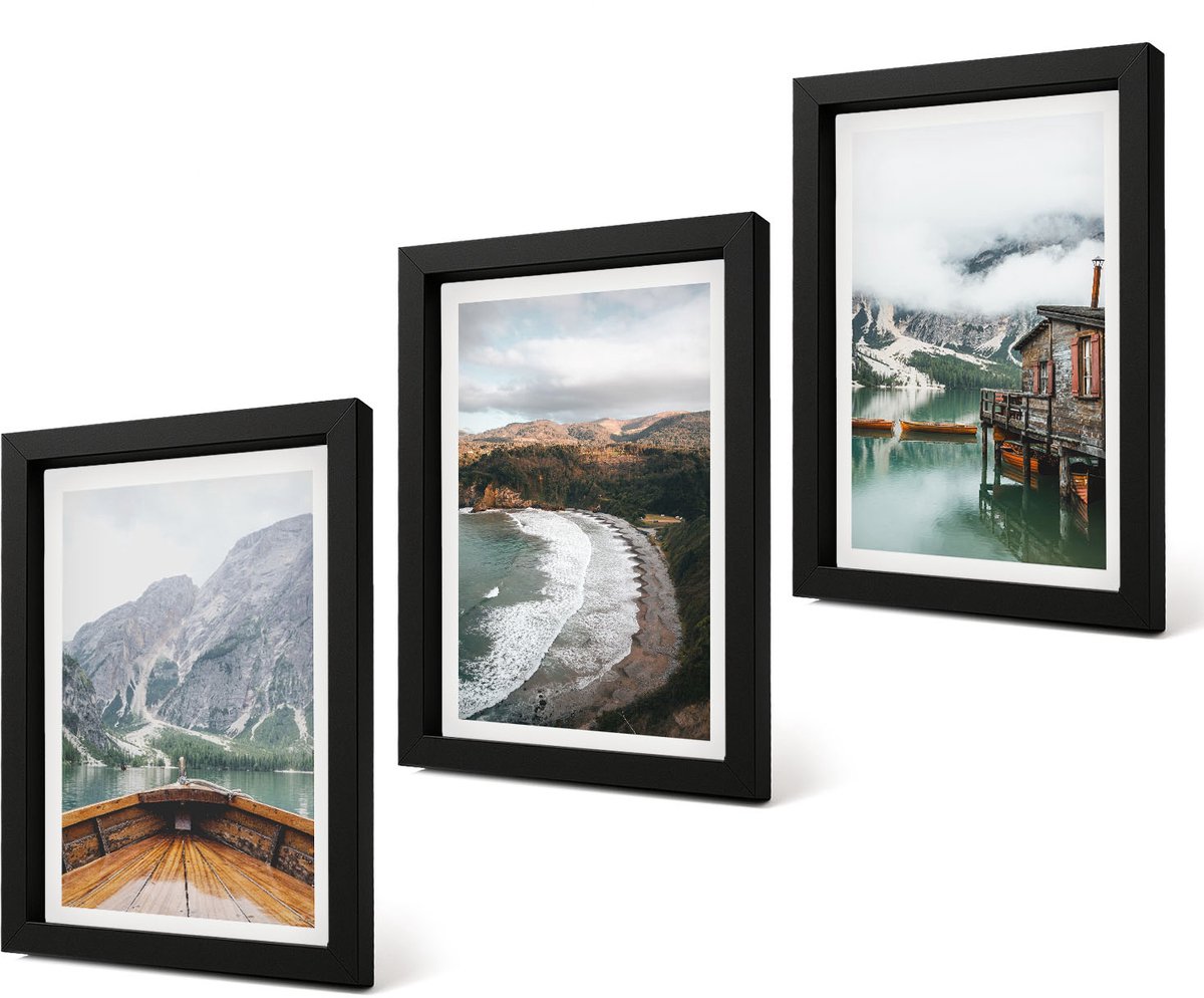 Coloray 4-Delige Schilderij Set - Uitzicht op de bergen boven het meer met boot en strandlandschappen. - 20 x 30 cm - Muurdecoratie - Wanddecoratie - Slaapkamer - Woonkamer Decoratie