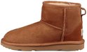 Bruine UGG laarsjes van suède met schapenwol voering, rubberen zool en een lus aan de achterkant.