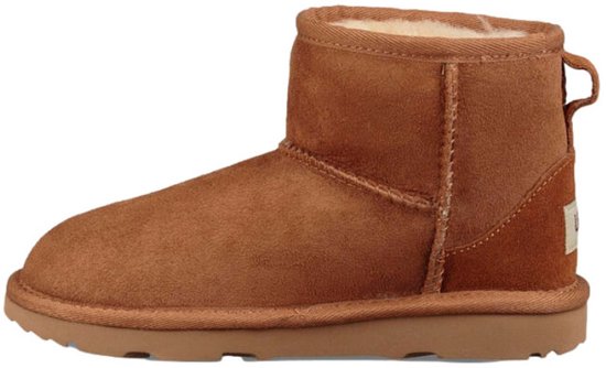 Bruine UGG laarsjes van suède met schapenwol voering, rubberen zool en een lus aan de achterkant.