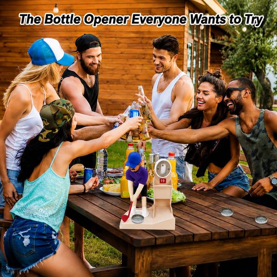 Groep vrienden aan een picknicktafel, proostend met flessen bier. Een golfer flesopener staat op de tafel.