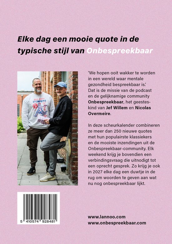 Twee mannen leunen tegen een muur, met de 'Onbespreekbaar Scheurkalender 2027' tekst. Lannoo.