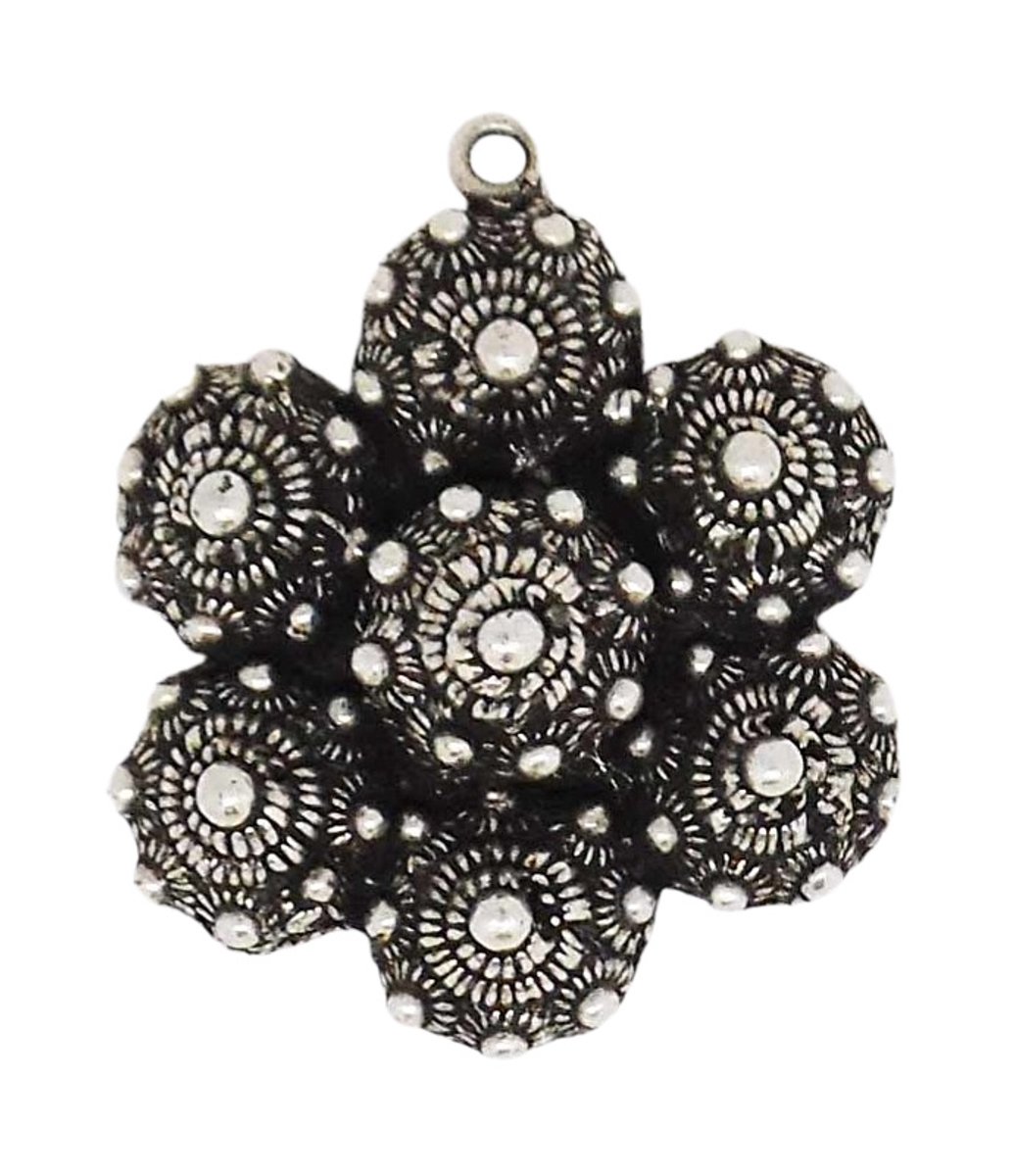 Zeeuws Meisje - Bloemvormige Zeeuwse Knoop Hanger met Zes Zeeuwse Knopjes Zwaar Verzilverd