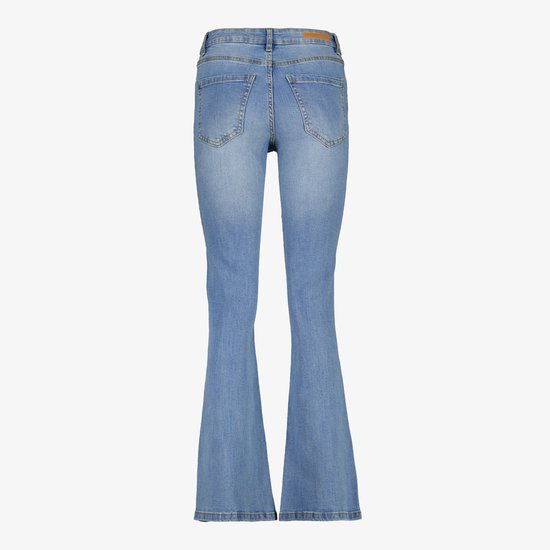 Achterkant van de lichtblauwe flared jeans met twee opgestikte zakken.