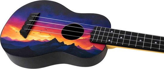 Ukelele met zonsondergangprint. De body is zwart, de print toont bergen bij zonsondergang met een kleurrijke hemel.