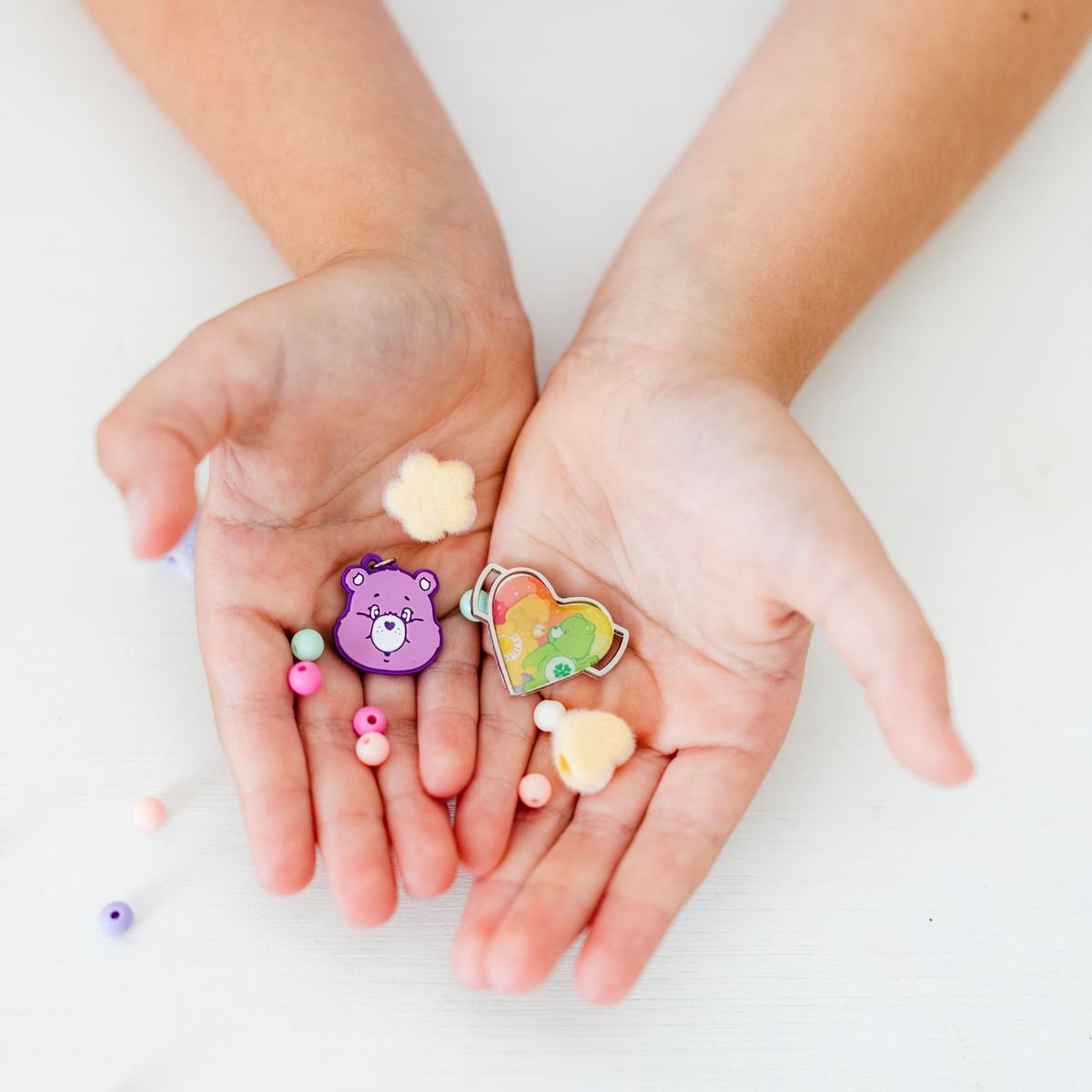 Totum Care Bears Troetelbeertjes sieraden maken 2 armbandjes en ketting - speelgoed meisjes vanaf 4 jaar cadeau tip armbandjes maken knutselen — cadeau in Spellen & Speelgoed - foto 6
