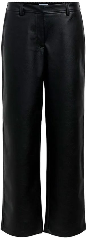 Witte achtergrond met een wijde, zwarte kunstleren broek.