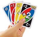 Hand met vier UNO Flip kaarten: een blauwe met 0, een rode met +1, een gele met een pijl en een zwarte met +2.