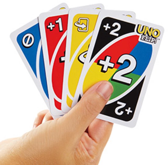 Hand met vier UNO Flip kaarten: een blauwe met 0, een rode met +1, een gele met een pijl en een zwarte met +2.