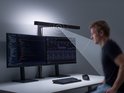 Man kijkt naar twee computermonitors, met een lichtbalk erboven en lijnen die de verlichting aangeven.