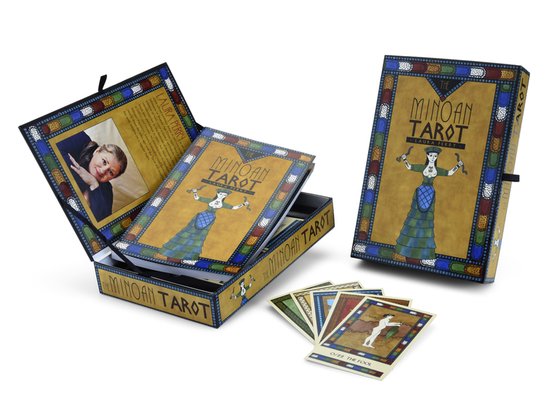 Doos en kaarten van The Minoan Tarot door Laura Perry. De doos heeft een goudkleurige achtergrond met Minoïsche patronen. Op de voorkant staat een afbeelding van een vrouw.