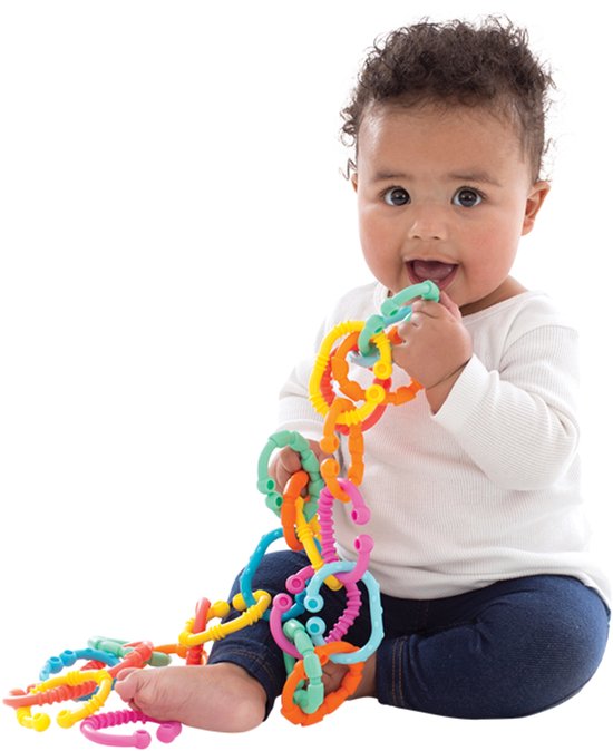 Baby met een ketting van Playgro Loopy Links in roze, lichtgroen, blauw, oranje en geel, bijt op een schakel.