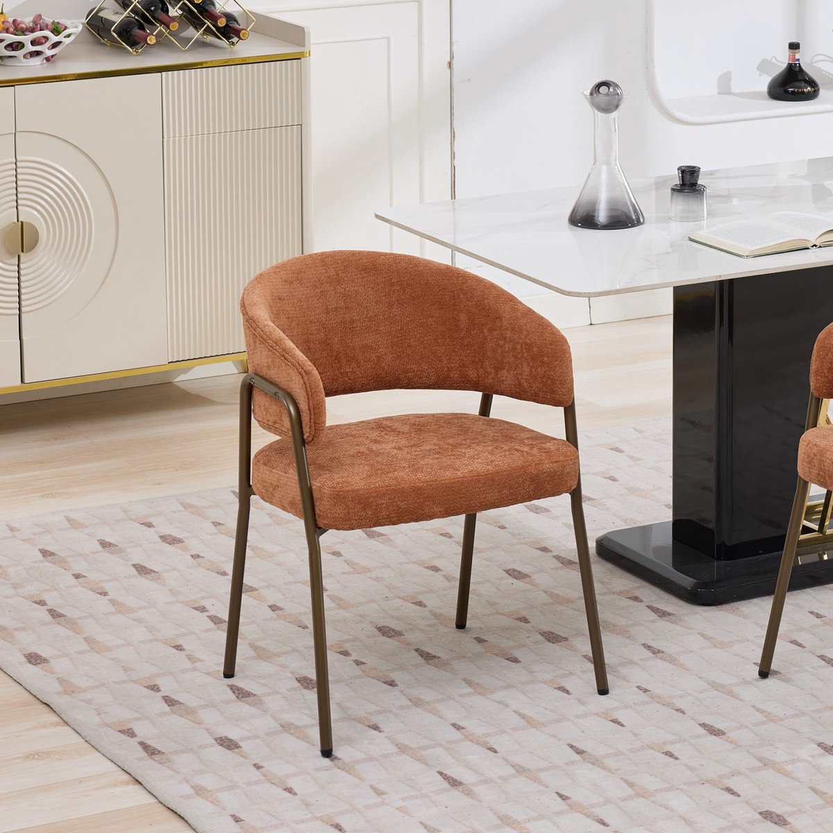 Eetkamerstoel - Moderne Eetkamerstoel met Armleuningen - Chenille Stoel - Gestoffeerde Eetkamerstoel - Keukenstoel - Woonkamerstoel - Accentstoel met Metalen Poten - Eetkamerstoel voor Keuken en Eetkamer - Oranje