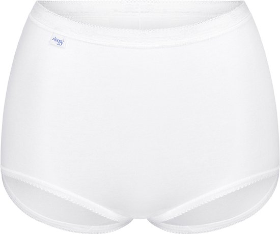 Witte Sloggi maxi slip met kanten randen, voorkant zichtbaar.