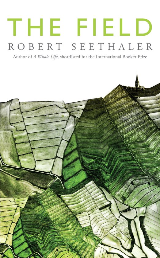 Boekomslag van 'The Field' van Robert Seethaler, met luchtbeelden van groene velden en een tekst in het Engels.