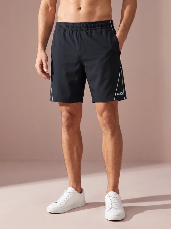 Man die een donkerblauwe sportshort met witte bies en logo 'SJS' draagt.
