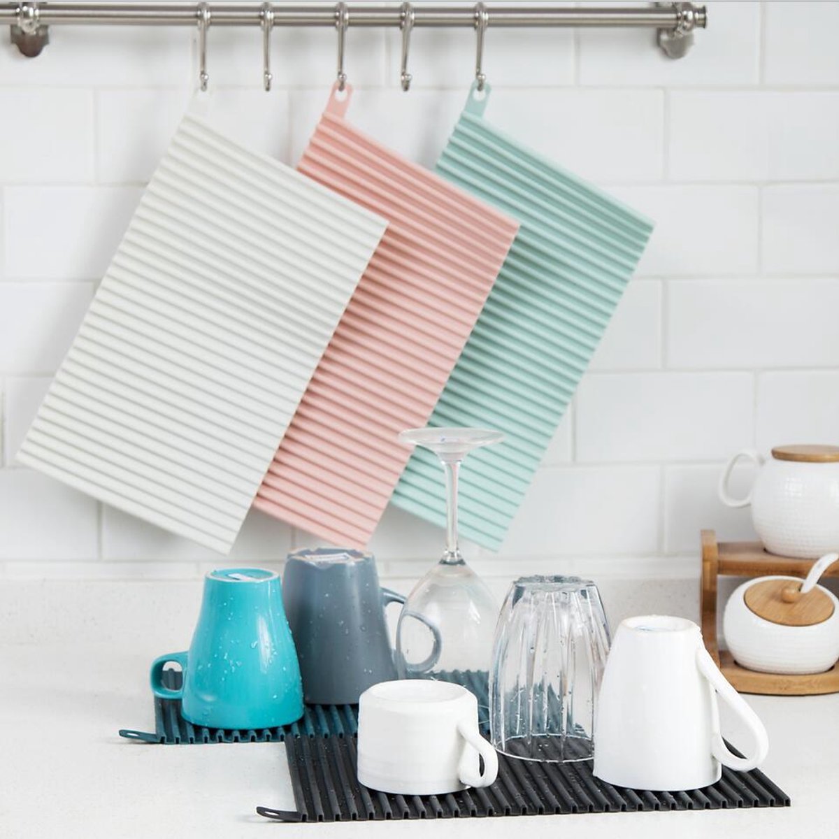 Eenvoudig te reinigen afdruipmat voor het aanrecht & hittebestendige keukenmat (geen placemat) – Ontwerp met diepe groeven voor efficiënt drogen – Set van 3 – Roze, wit en blauw