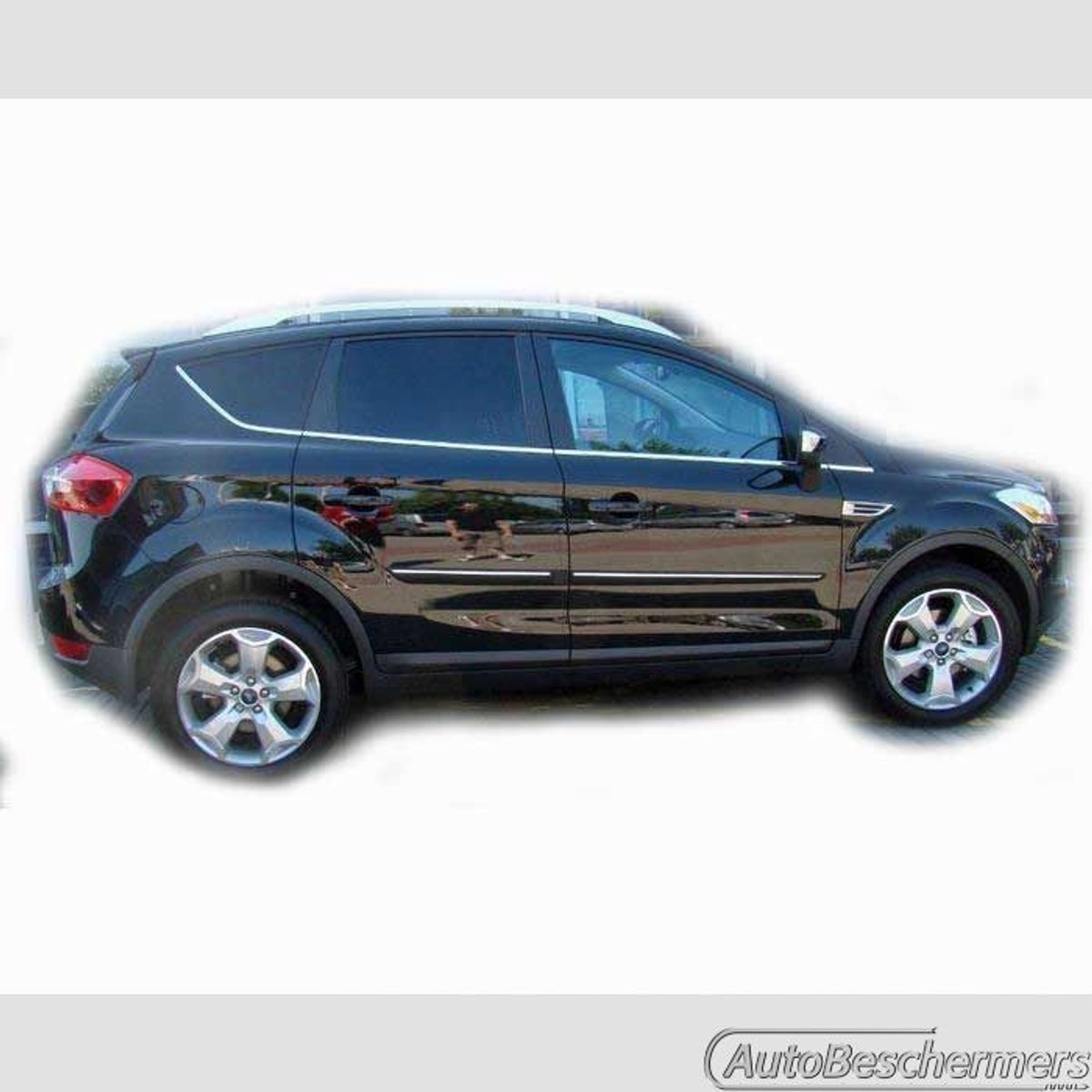 Stootlijsten set zwart + chroomlijstje voor Ford Kuga 06.2008-02.2013. De stootstrips zijn zelfklevend. Set a 4 stuks (#0023)