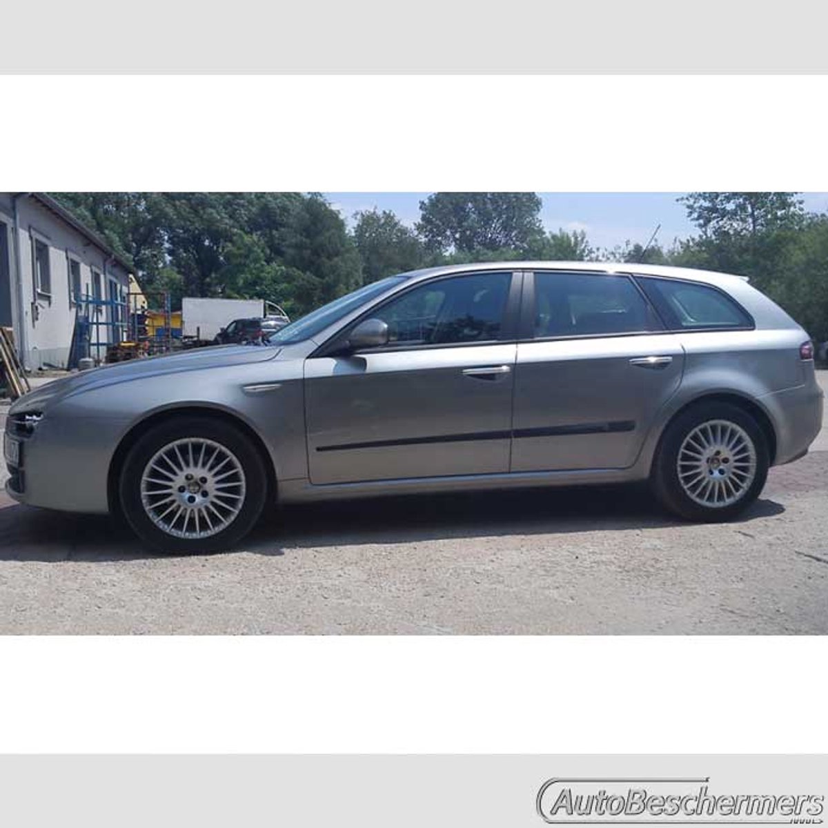 Stootlijsten set zwart voor Alfa Romeo 159 Sportwagon 03.2006-12.2011. De stootstrips zijn zelfklevend. Set a 4 stuks. (#0005)