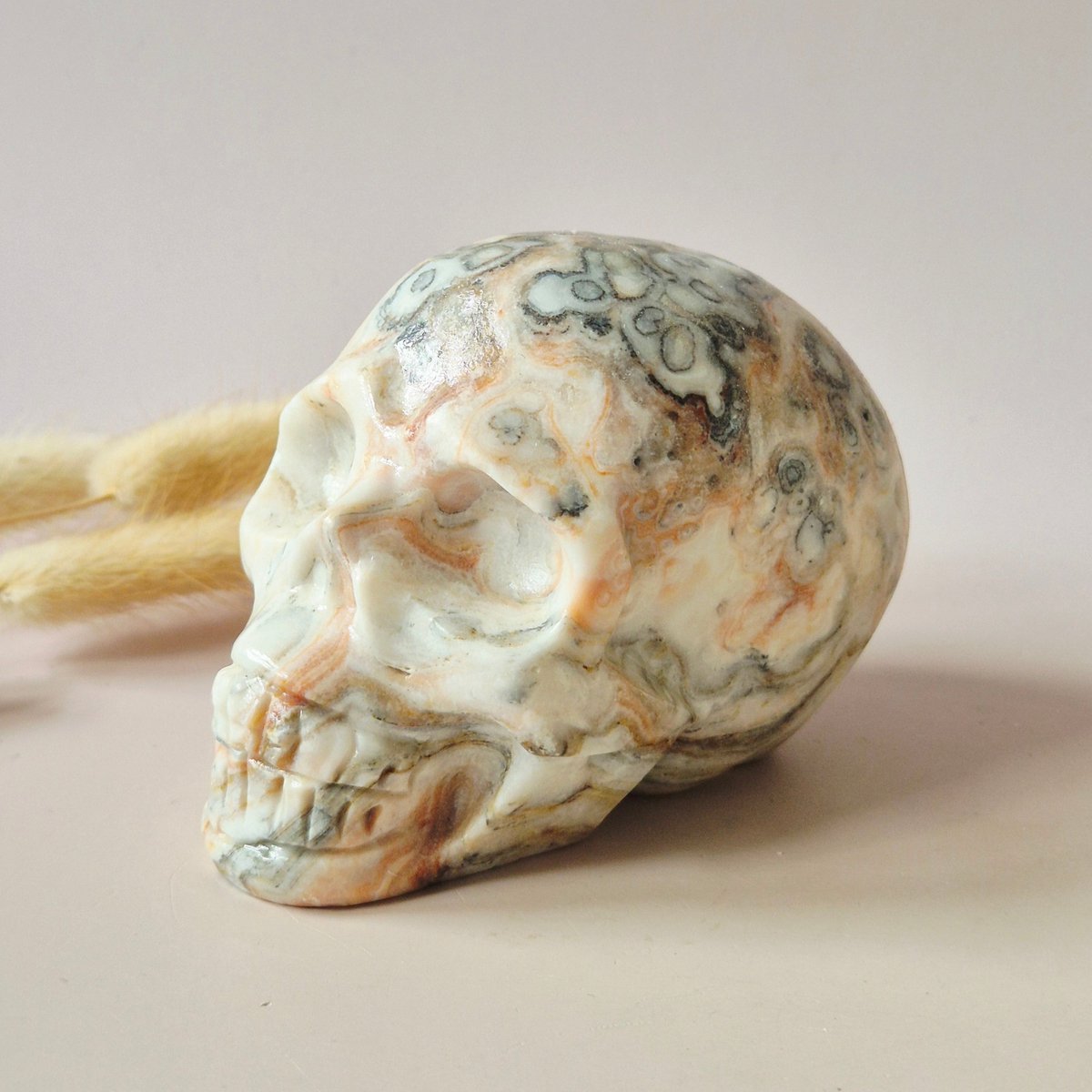 XXL Edelsteen Crazy Lace Agate Skull – 10–12 cm (672g)