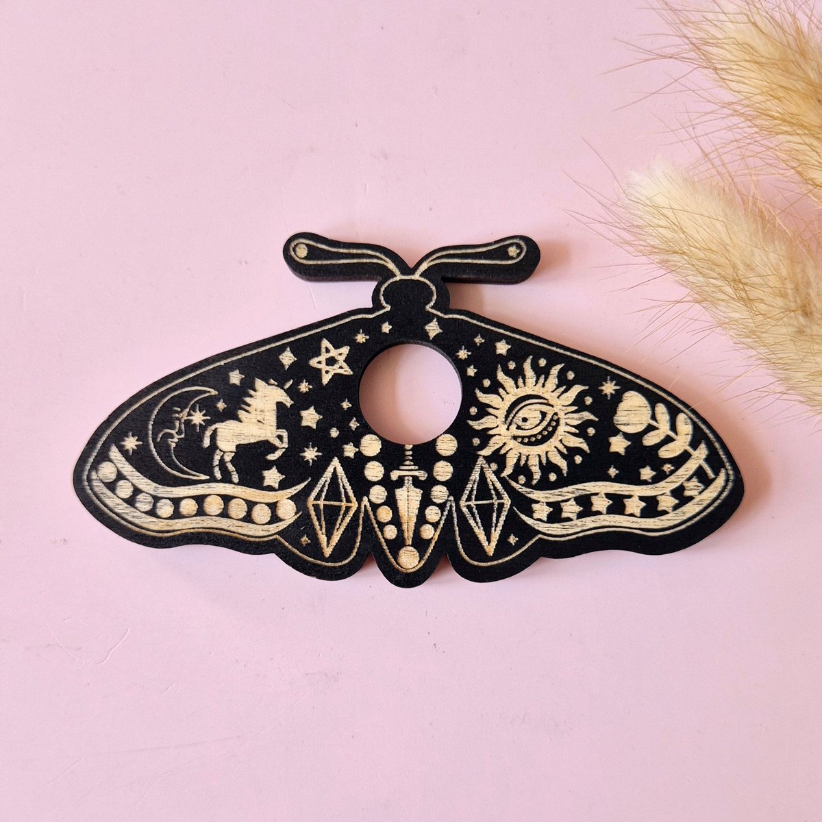 Houten Edelsteen Bolhouder – Moth #1 (dark)
