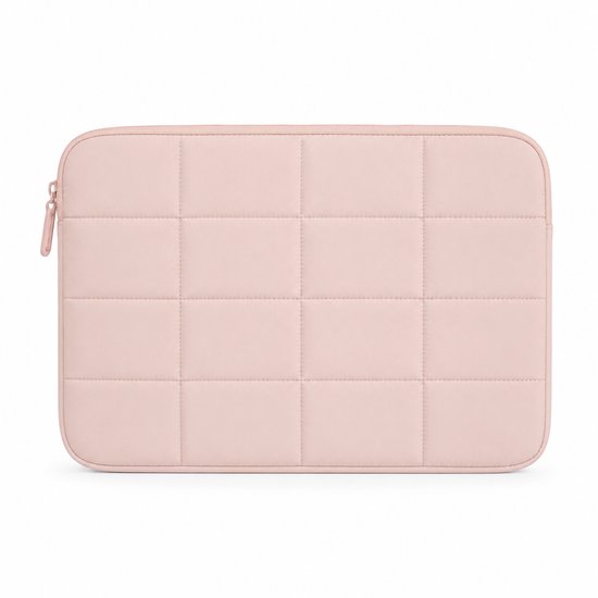 Une housse d'ordinateur portable rose pâle matelassée avec fermeture éclair, sur fond blanc.